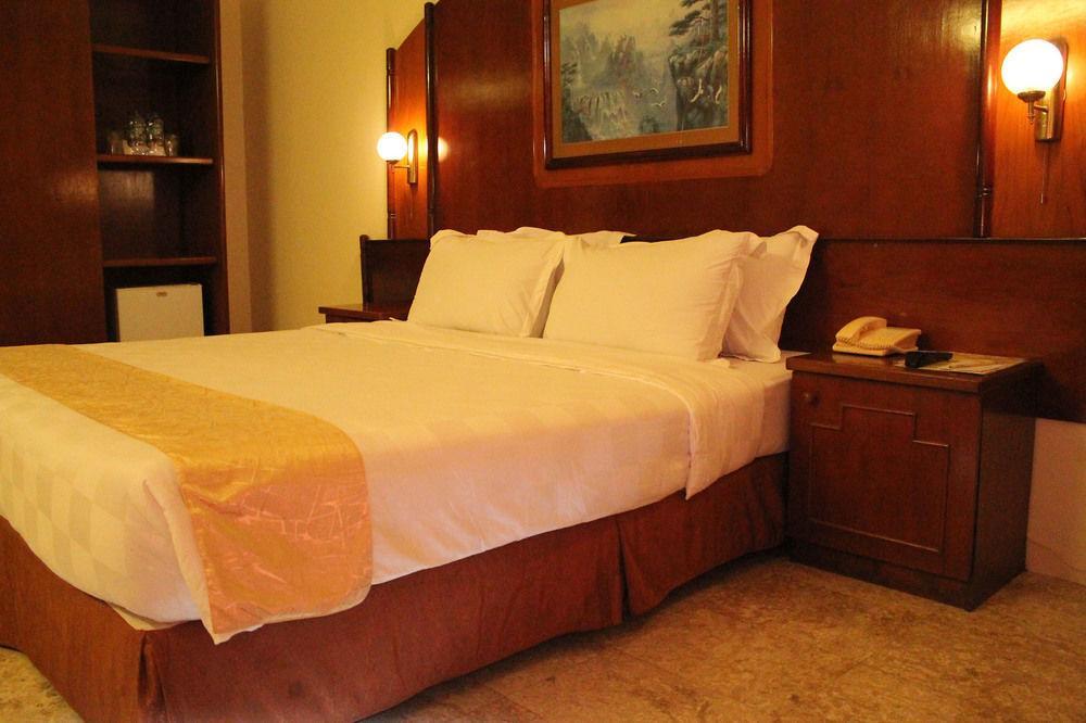 Satelit Hotel Surabaya Bagian luar foto