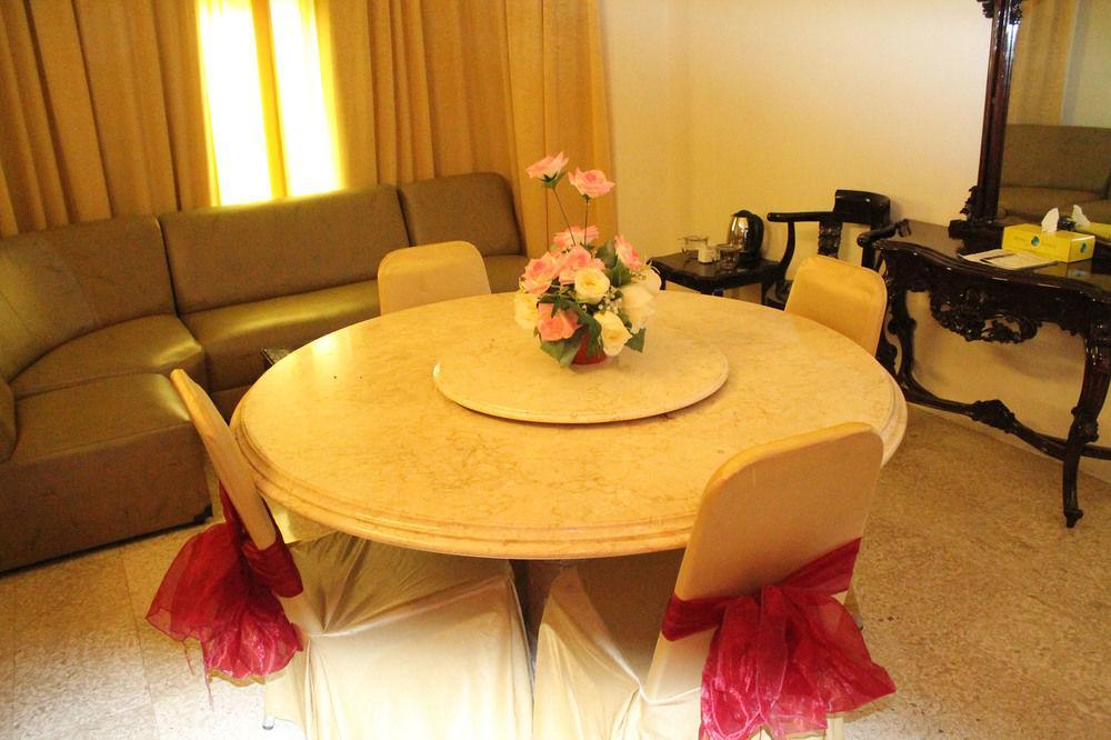 Satelit Hotel Surabaya Bagian luar foto