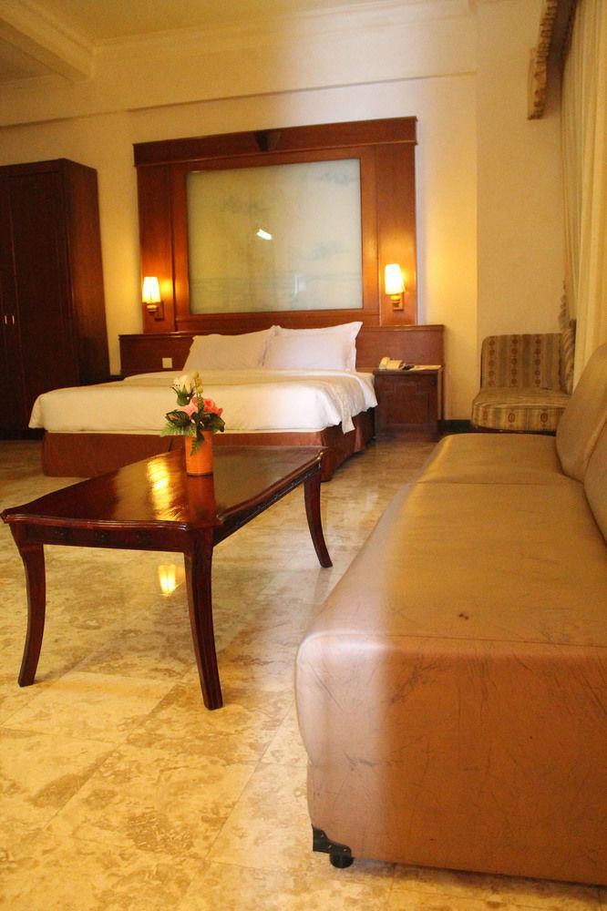 Satelit Hotel Surabaya Bagian luar foto