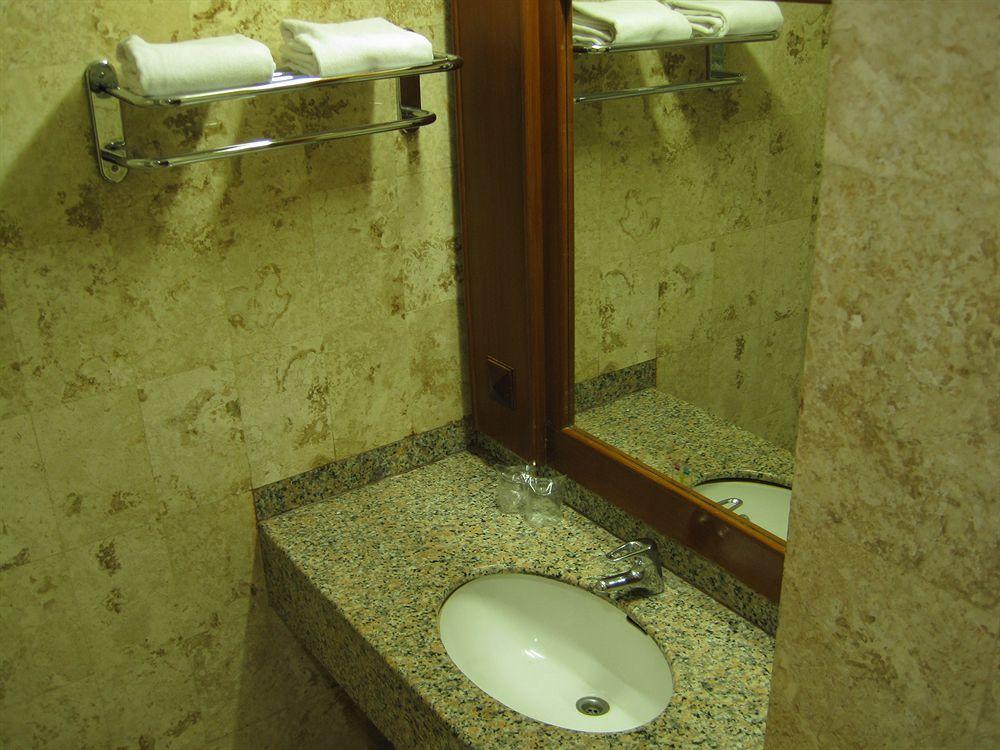 Satelit Hotel Surabaya Bagian luar foto